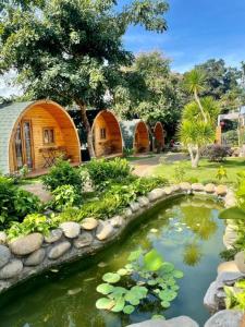 un jardín con un estanque y un grupo de cabañas en Sea Mountain Bungalow Vũng Tàu, en Vung Tau
