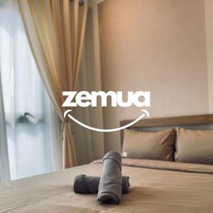 Un calzino steso su un letto con la parola zermula di MOSSAZ by ZEMUA Lv 26 Muji 2Rooms Near 1U IKEA a Petaling Jaya