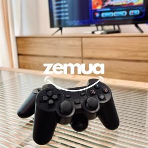un controller per videogiochi appoggiato sul pavimento davanti alla TV di MOSSAZ by ZEMUA Lv 26 Muji 2Rooms Near 1U IKEA a Petaling Jaya