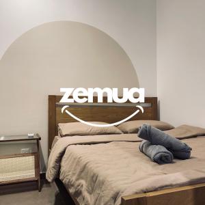 una camera con un letto con un cartello zebrato sul muro di MOSSAZ by ZEMUA Lv 26 Muji 2Rooms Near 1U IKEA a Petaling Jaya Altre 23 foto
