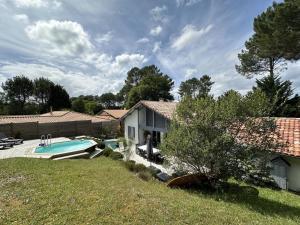 a house with a swimming pool in a yard at Chez Céline Sous les Pins, de 1 à 8 personnes, Piscine, Océan, Lac, Vélos in Vielle-Saint-Girons