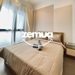 un peluche è seduto su un letto di MOSSAZ by ZEMUA Lv 26 Muji 2Rooms Near 1U IKEA a Petaling Jaya