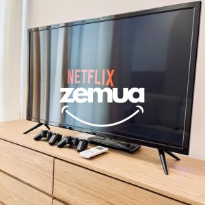 una televisione seduta sopra un comò di MOSSAZ by ZEMUA Lv 26 Muji 2Rooms Near 1U IKEA a Petaling Jaya