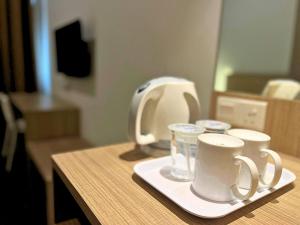 Příslušenství pro přípravu čaje a kávy v ubytování Sky Hotel Chow Kit PWTC
