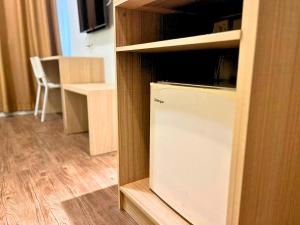 Kuchyň nebo kuchyňský kout v ubytování Sky Hotel Chow Kit PWTC