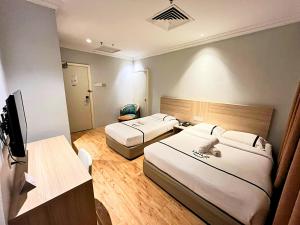 Postel nebo postele na pokoji v ubytování Sky Hotel Chow Kit PWTC