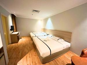 Postel nebo postele na pokoji v ubytování Sky Hotel Chow Kit PWTC