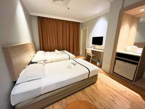 Postel nebo postele na pokoji v ubytování Sky Hotel Chow Kit PWTC