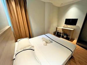 Postel nebo postele na pokoji v ubytování Sky Hotel Chow Kit PWTC