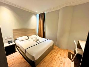 Postel nebo postele na pokoji v ubytování Sky Hotel Chow Kit PWTC