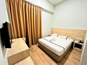 Postel nebo postele na pokoji v ubytování Sky Hotel Chow Kit PWTC
