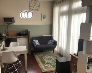 a living room with a couch and a table at Appartement voor twee personen in Twisk