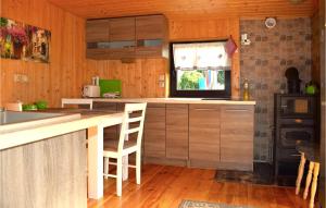 una cucina con mobili in legno e un piano di lavoro di Nice Home In Brodnica Górna With Sauna a Brodnica Dolna