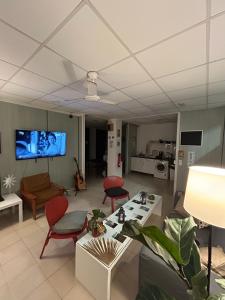 Televízia a/alebo spoločenská miestnosť v ubytovaní NC Hostel