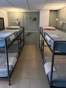 Posteľ alebo postele v izbe v ubytovaní NC Hostel
