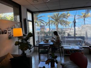 Reštaurácia alebo iné gastronomické zariadenie v ubytovaní NC Hostel