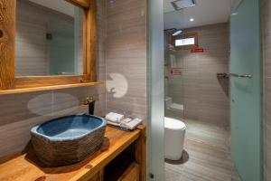夕露古城中心店 XILU INN NANXI - Ancient City Center Branch的一间浴室