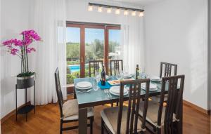 Fotografie z fotogalerie ubytování 4 Bedroom Nice Home In Buje v destinaci Buje