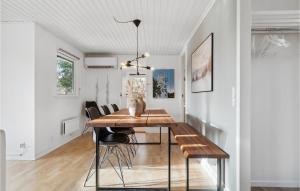 Ruang duduk di 3 Bedroom Cozy Home In Nexø