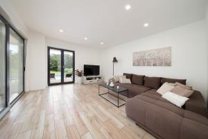 a living room with a couch and a television at Villa Marconi in Potpićan
