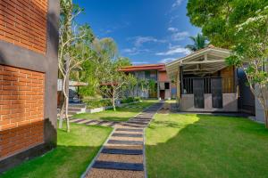 Un jardín fuera de Hasthri Boutique Red Chalet in Ahangama with pool Near Beach