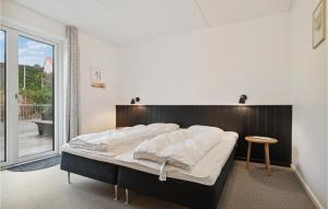 A bed or beds in a room at Lovely Apartment In Allinge With Wifi