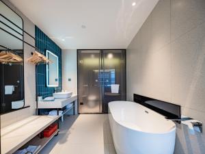 Bilik mandi di Echarm Hotel Xi'an Chanba International Exhibition Center