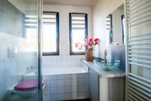 un bagno con vasca, lavandino e vasca da bagno di Maison à l'orée du BOIS CITADELLE de LILLE avec TERRASSE en plein sud PROCHE DE TOUTES COMMODITES à la porte de LILLE a Lambersart