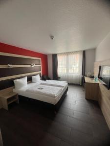 Postel nebo postele na pokoji v ubytování ACHAT Hotel Heppenheim