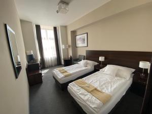Tempat tidur dalam kamar di Hotel Zlatý Anděl