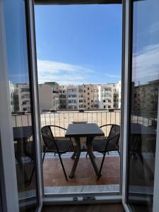 a table and chairs on a balcony with a view at Casa Miriam 281 in Palermo