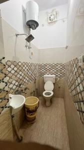 Phòng tắm tại Hotel Vijay Palace- Near Ram Mandir Ayodhya