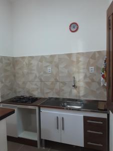 une cuisine avec un évier et une cuisinière dans l'établissement Abelha & Peixe Boi, à Santo Amaro