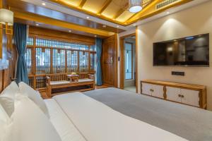 夕露古城中心店 XILU INN NANXI - Ancient City Center Branch的电视和/或娱乐中心
