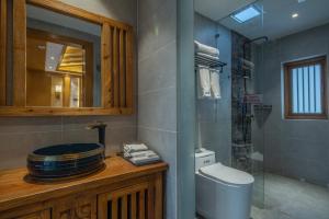 夕露古城中心店 XILU INN NANXI - Ancient City Center Branch的一间浴室