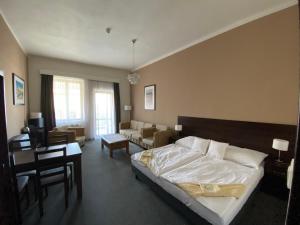 Tempat tidur dalam kamar di Hotel Zlatý Anděl