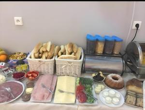 Makanan di atau di tempat lain dekat hotel