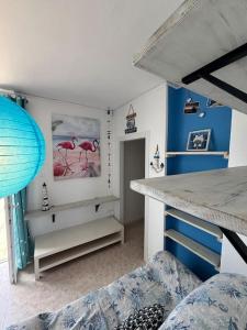 Postel nebo postele na pokoji v ubytování Attico nel Mare + 1 fotografie
