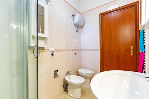 A bathroom at Appartamento La Pineta Nord - MyHo Casa