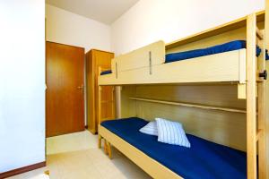 A bed or beds in a room at Appartamento La Pineta Nord - MyHo Casa