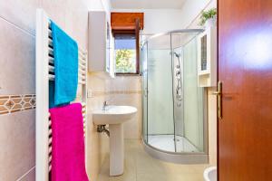 A bathroom at Appartamento La Pineta Nord - MyHo Casa