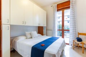 A bed or beds in a room at Appartamento La Pineta Nord - MyHo Casa