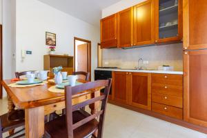 A kitchen or kitchenette at Appartamento La Pineta Nord - MyHo Casa