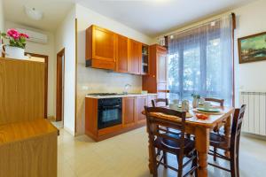 A kitchen or kitchenette at Appartamento La Pineta Nord - MyHo Casa Még 11 kép