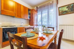 A kitchen or kitchenette at Appartamento La Pineta Nord - MyHo Casa