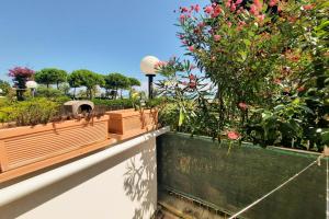 A garden outside Appartamento La Pineta Nord - MyHo Casa