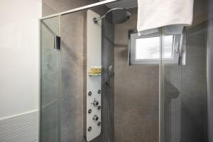 un bagno con doccia con porta in vetro di MyApartments Vienna Rooftop a Vienna Altre 105 foto