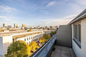 Appartamento dotato di balcone con vista sulla città. di MyApartments Vienna Rooftop a Vienna