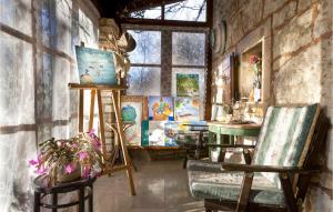 une salle d'art avec des chaises et des tableaux au mur dans l'établissement Villa Natural, à Žminj