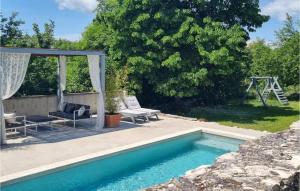 une cour avec une piscine et un kiosque dans l'établissement Villa Natural, à Žminj